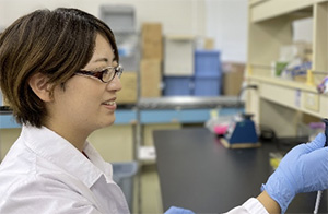 薬理研究職 生命理工学部 生命工学科 生命情報専攻卒 山下 恵里さん